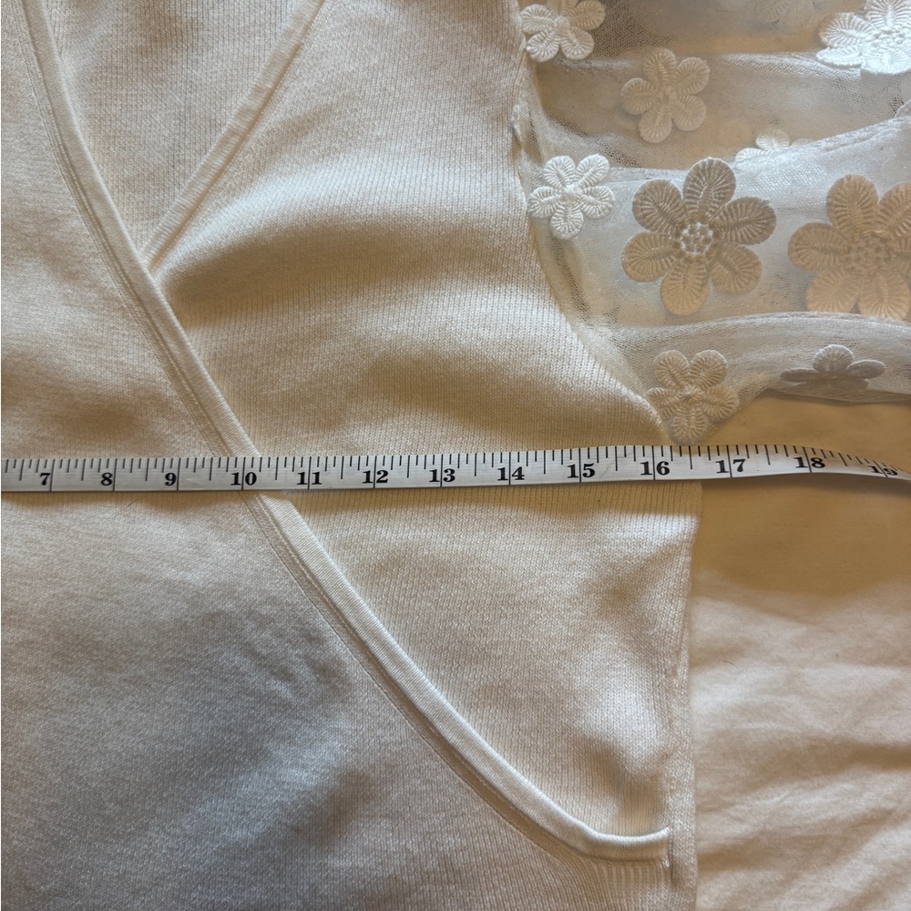 French Connection White Knit Cotton Top with Floral Appliqué Sleeves Worn Once L - Picture 6 of 8